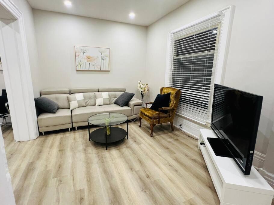 Entire Elegant Chateau 3 Beds 2 Parking *