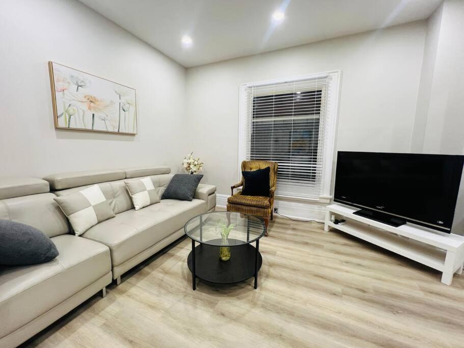 Entire Elegant Chateau 3 Beds 2 Parking *