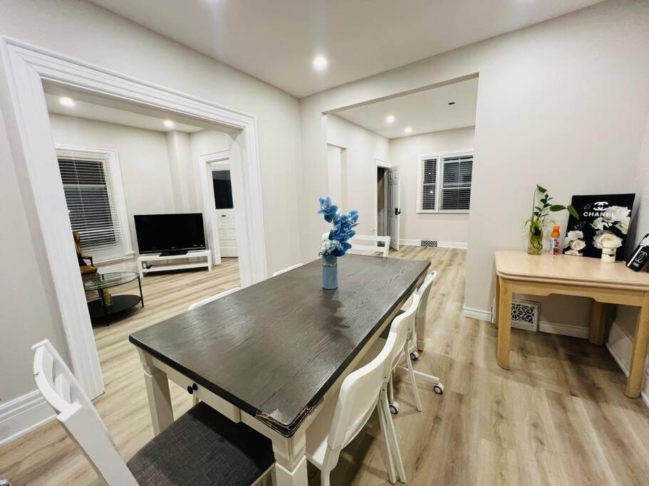 Entire Elegant Chateau 3 Beds 2 Parking * Niagara Falls